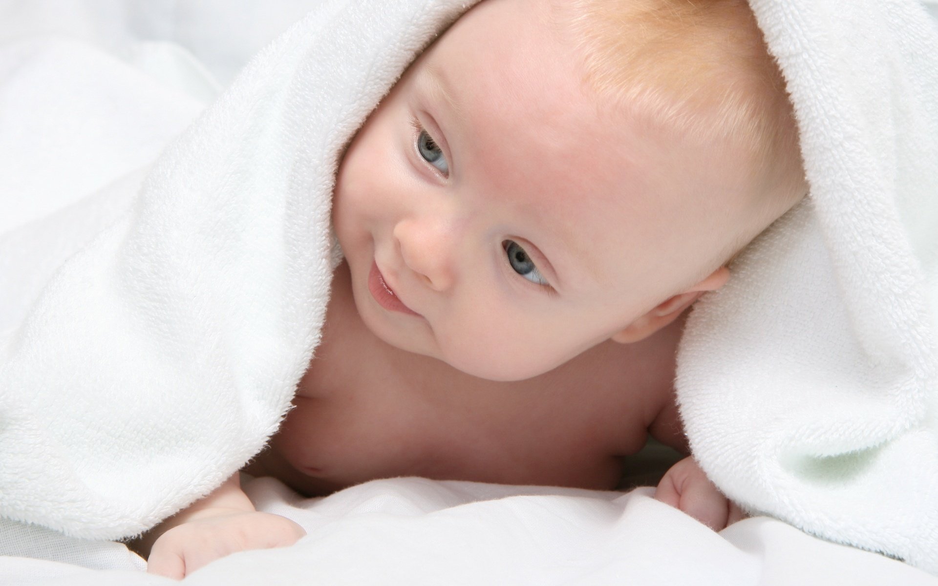 après la douche bébé mignon sourire portrait regard yeux visage