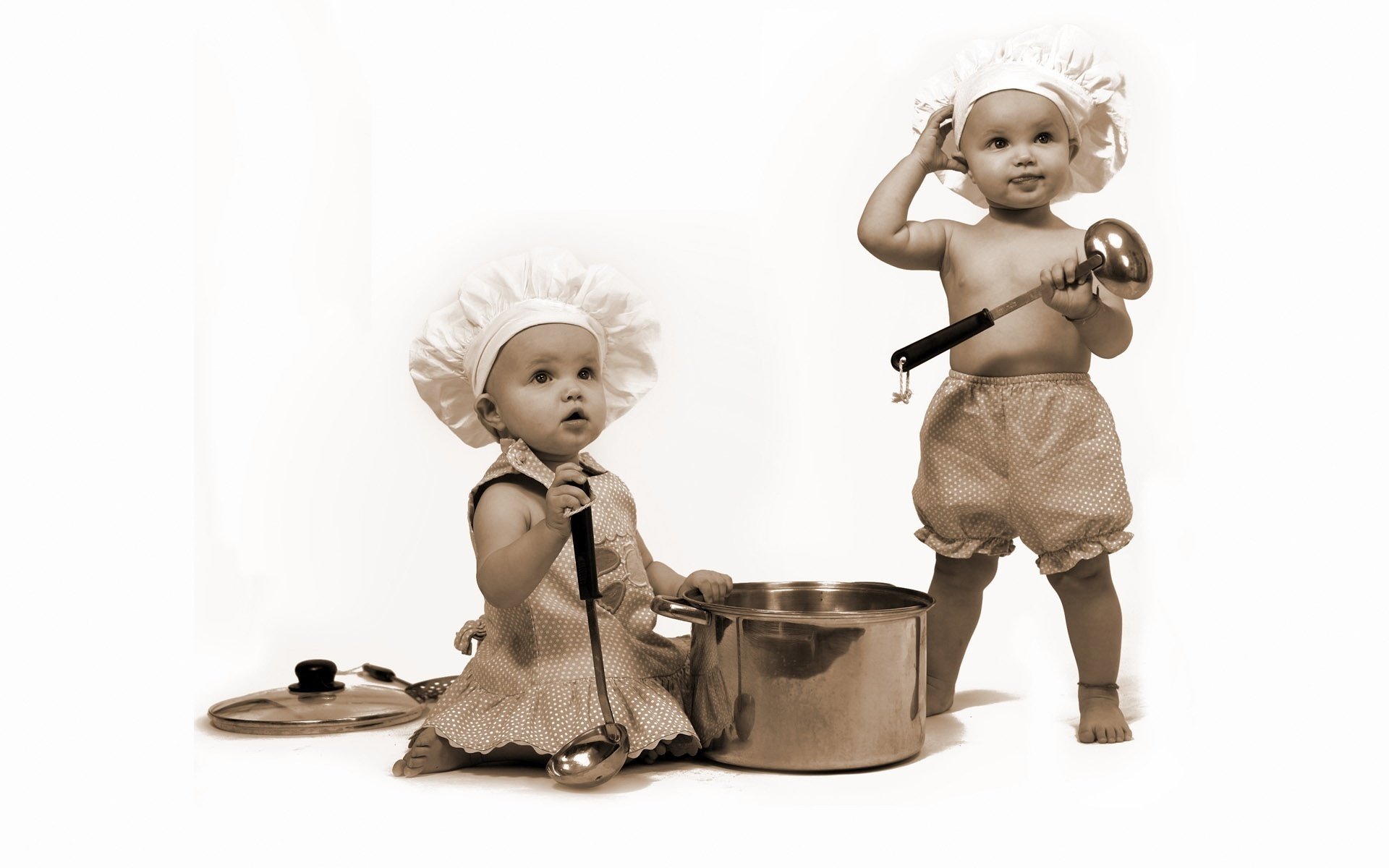 tourner aides de maman enfants cuisiniers regard casserole écopes farces jeux amusement shorts miettes fidget deux