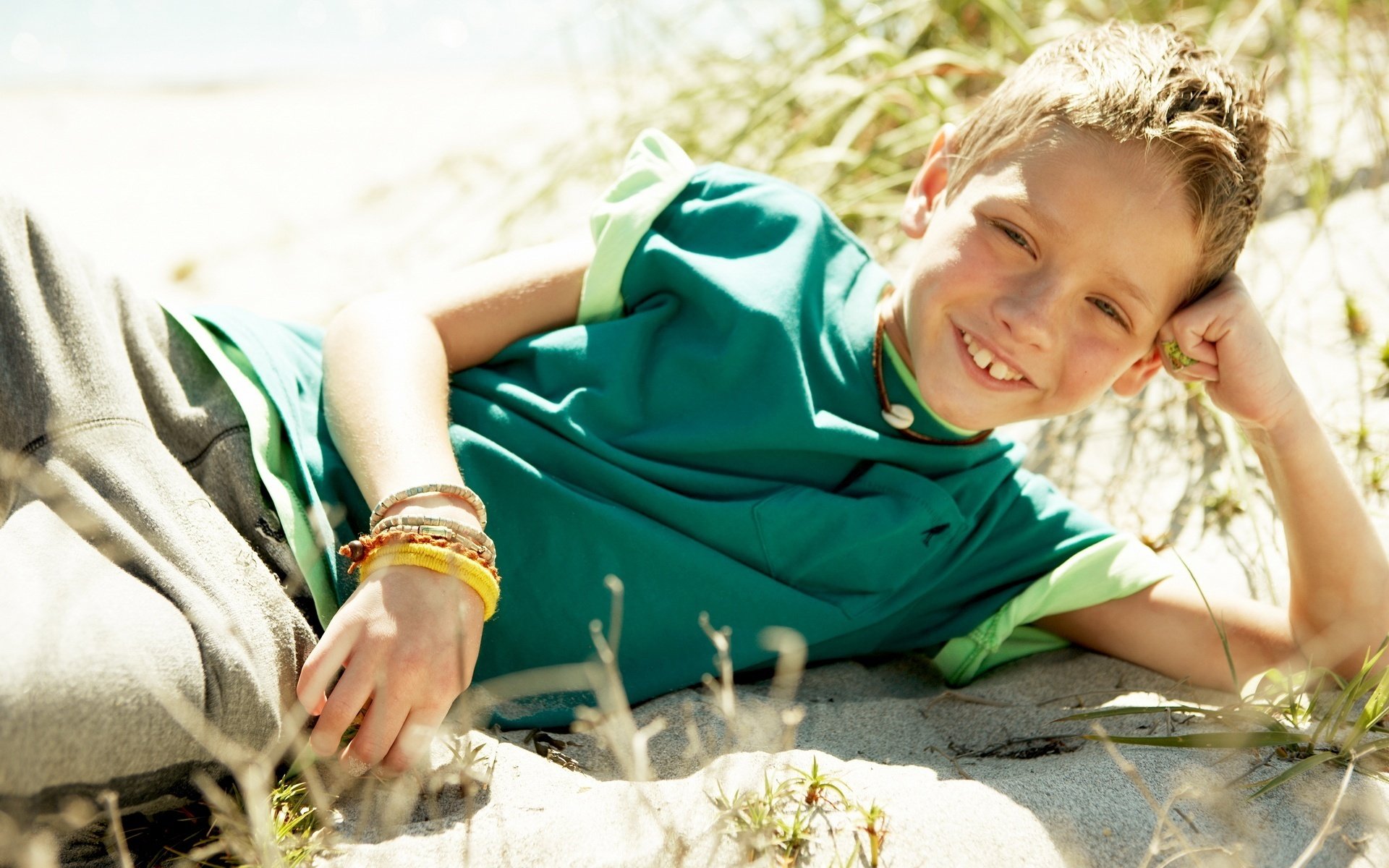 guy teen on the sand smile look eyes face