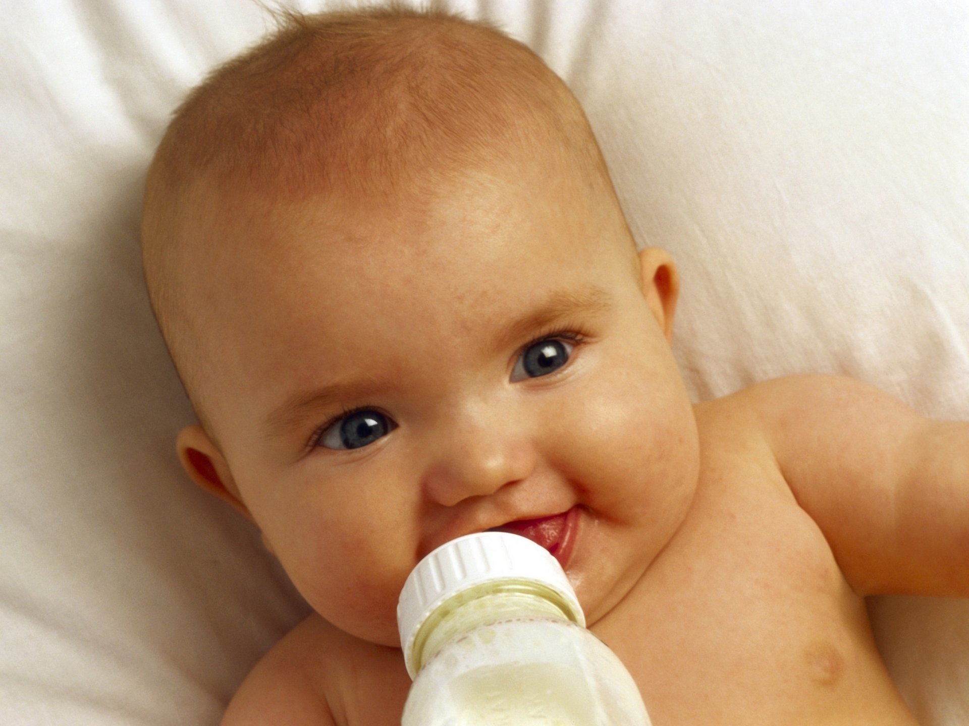 proceso nutritivo fascinante comida bebé retrato mirada sonrisa ojos biberón fidget alimentación cara