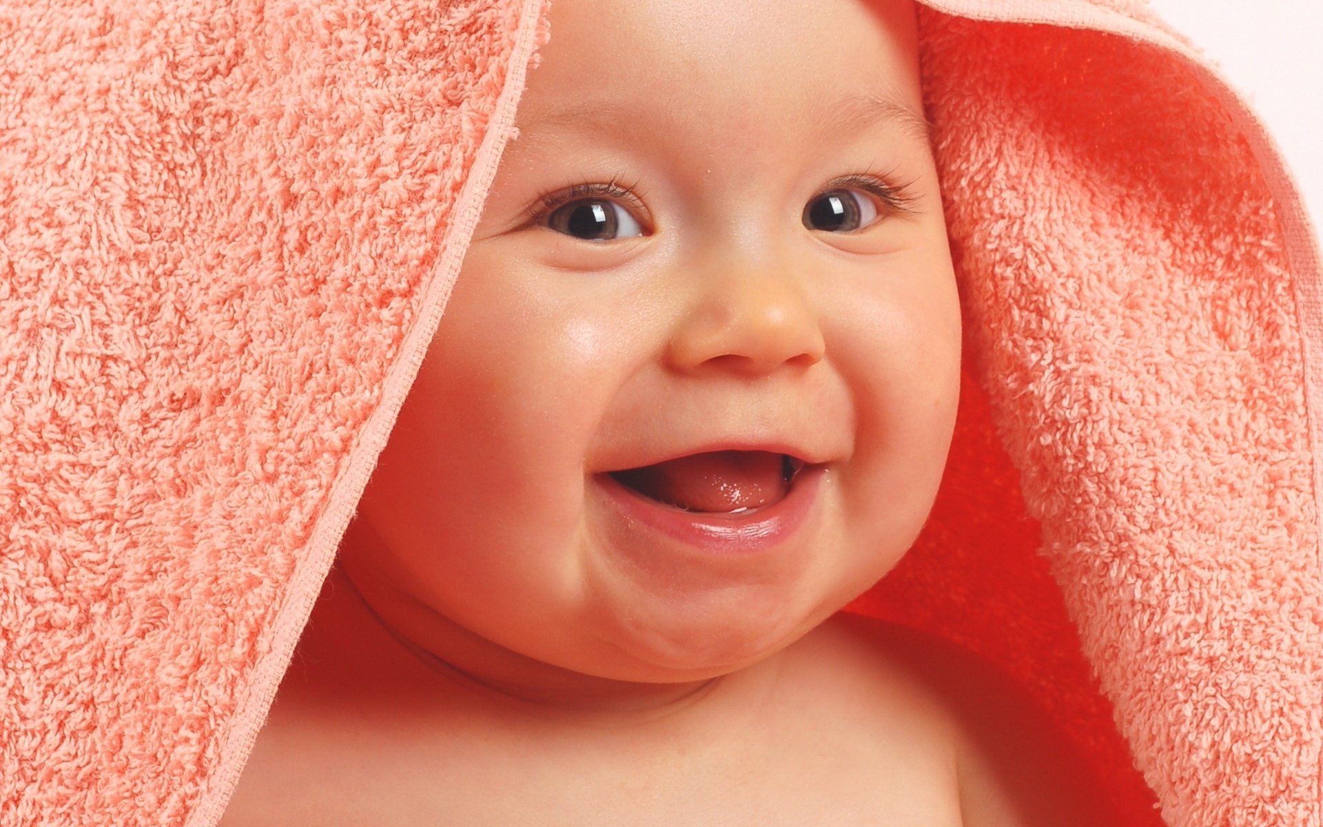 sourire insouciant dans la serviette kinder portrait regard sourire yeux visage