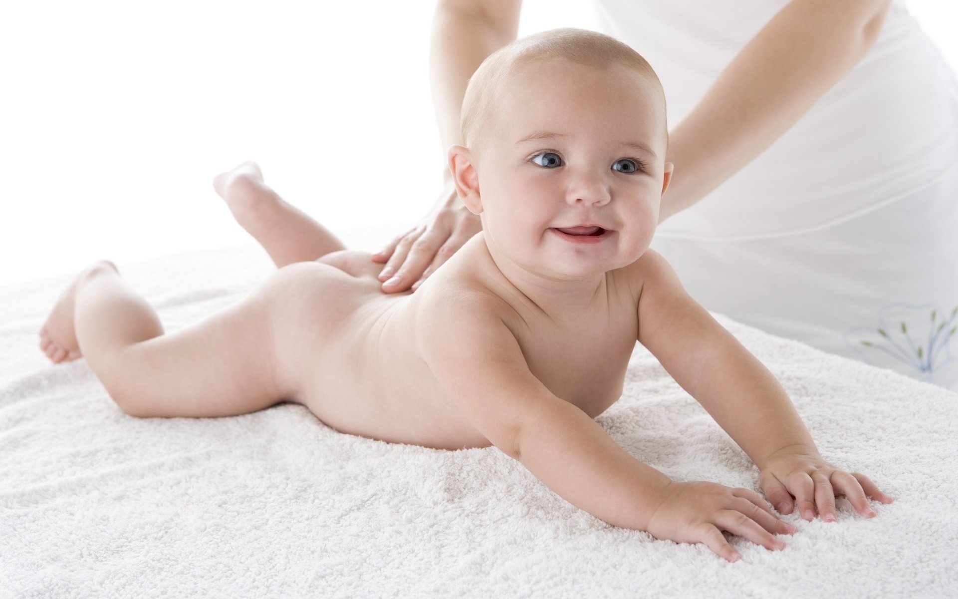 liegt auf dem bauch baby lächelt blick lächeln augen gesicht freude glück krümel wunder massage