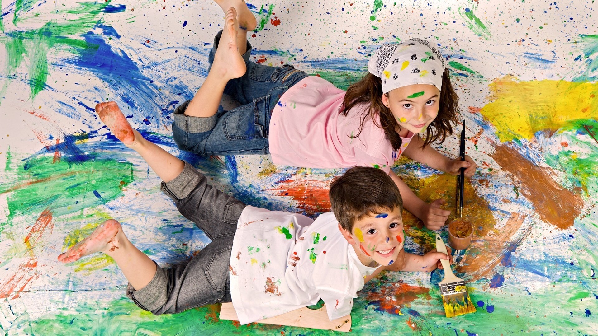 künstler jugendliche alles in farbe blick lächeln kinder mädchen junge zwei streiche farbe pinsel spiele