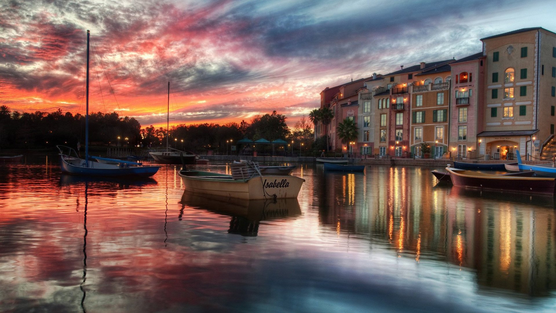 ville sur l eau petits bateaux coucher de soleil eau rivière ciel bâtiments villes soirée bateaux surface miroir réflexion
