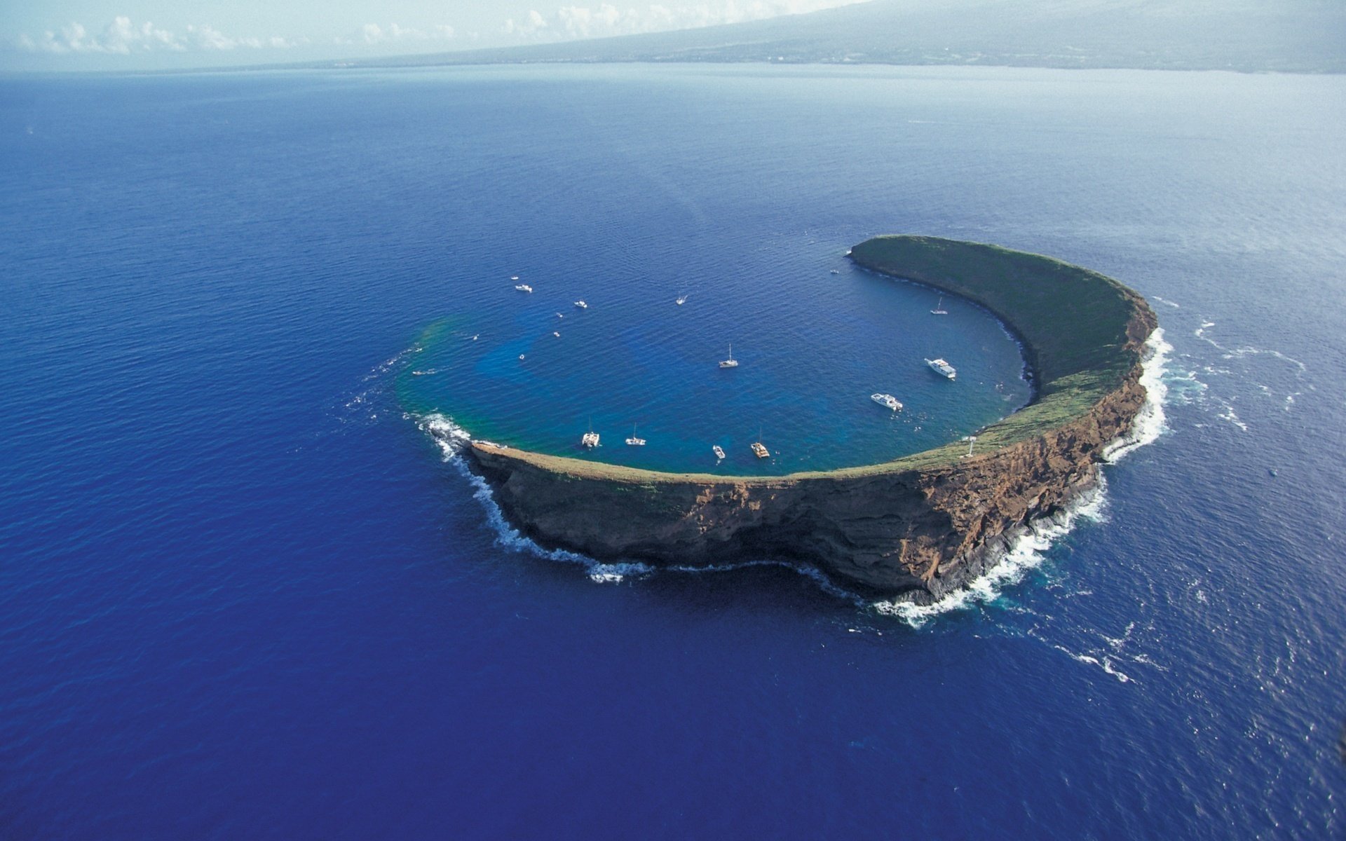 dünne mondform massiv boote wasser inseln aussicht landschaft höhe wellen bucht weite glatte oberfläche blau natur sommer