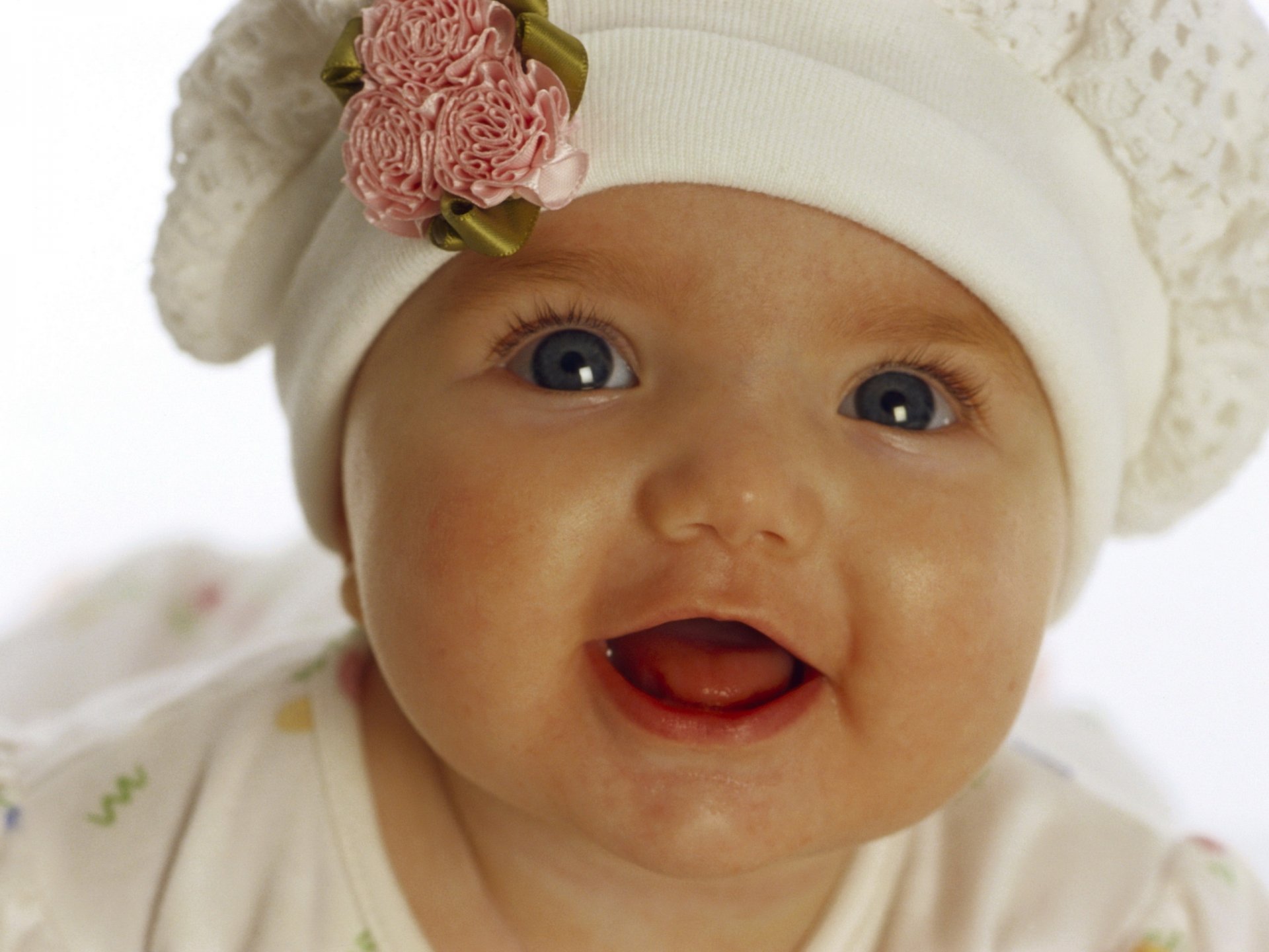 bebé encantador caperucita blanca ojos claros retrato mirada sonrisa ojos cara