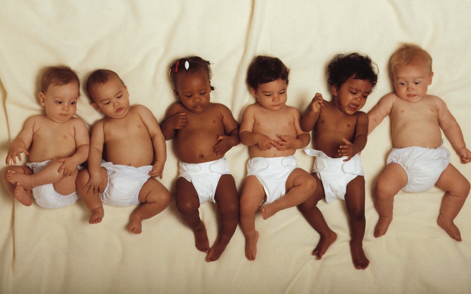 incontri divertenti bambini piccoli pannolini bianchi collettivo bambini diversi neri razze diverse amicizia giochi