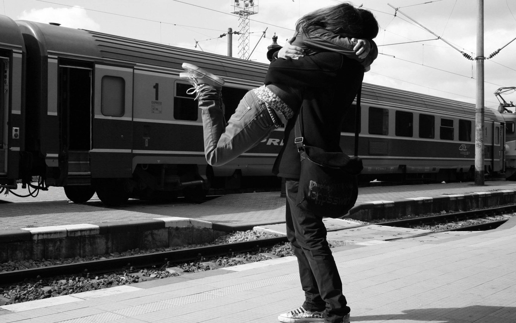 perón estación de tren reunión pareja enamorada tren cuerpo personas rieles vagón romance ternura pasión sentimientos amor cita amantes pareja hombres mujeres