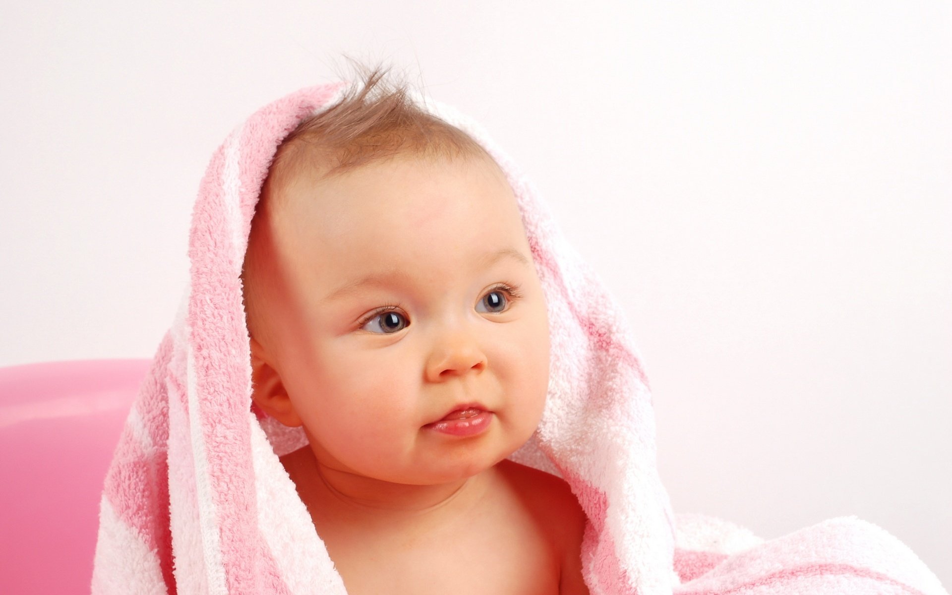 serviette rose bébé bec verseur portrait vue yeux visage