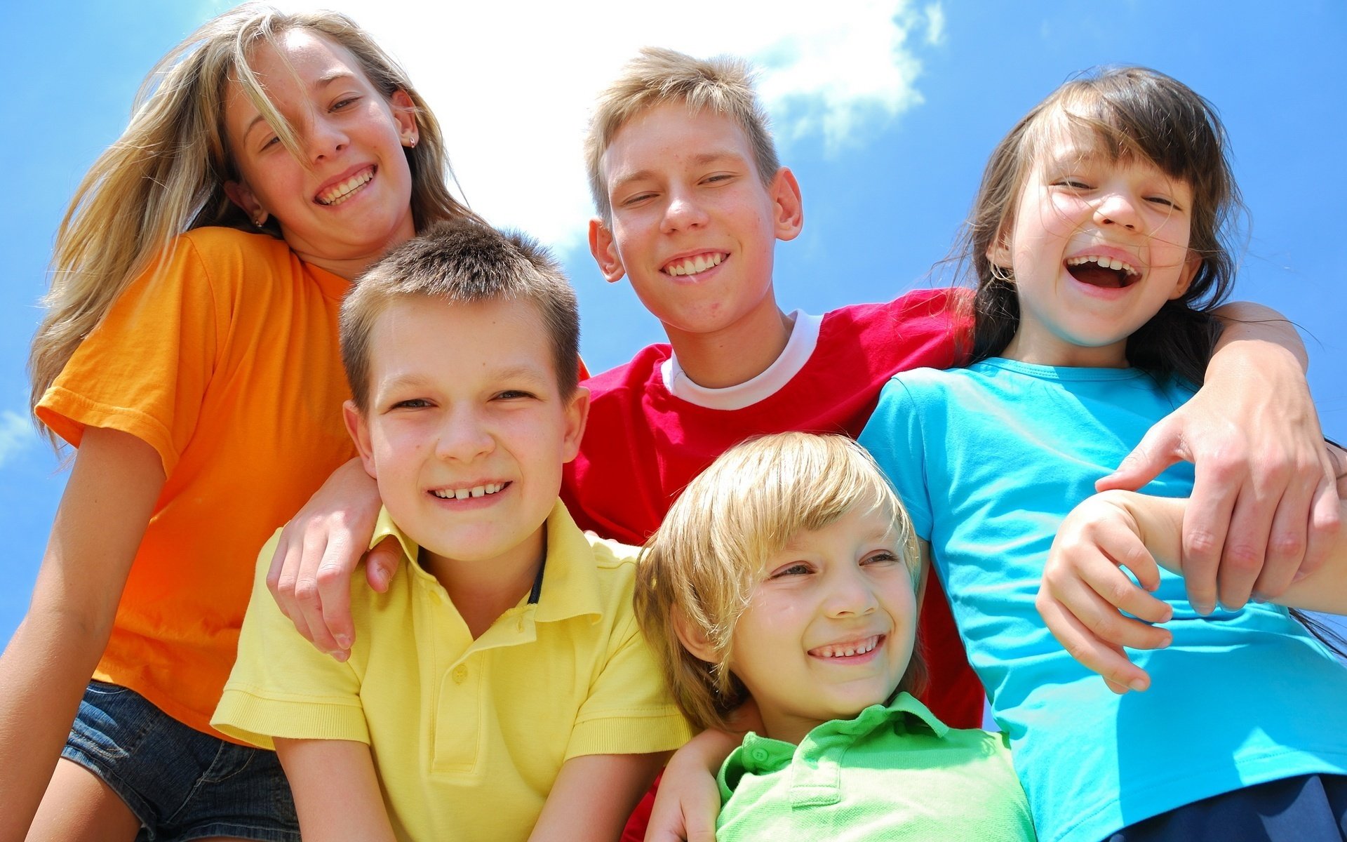 groupe d enfants temps ensoleillé sourires amitié été humeur joie bonheur émotions rire soleil visage