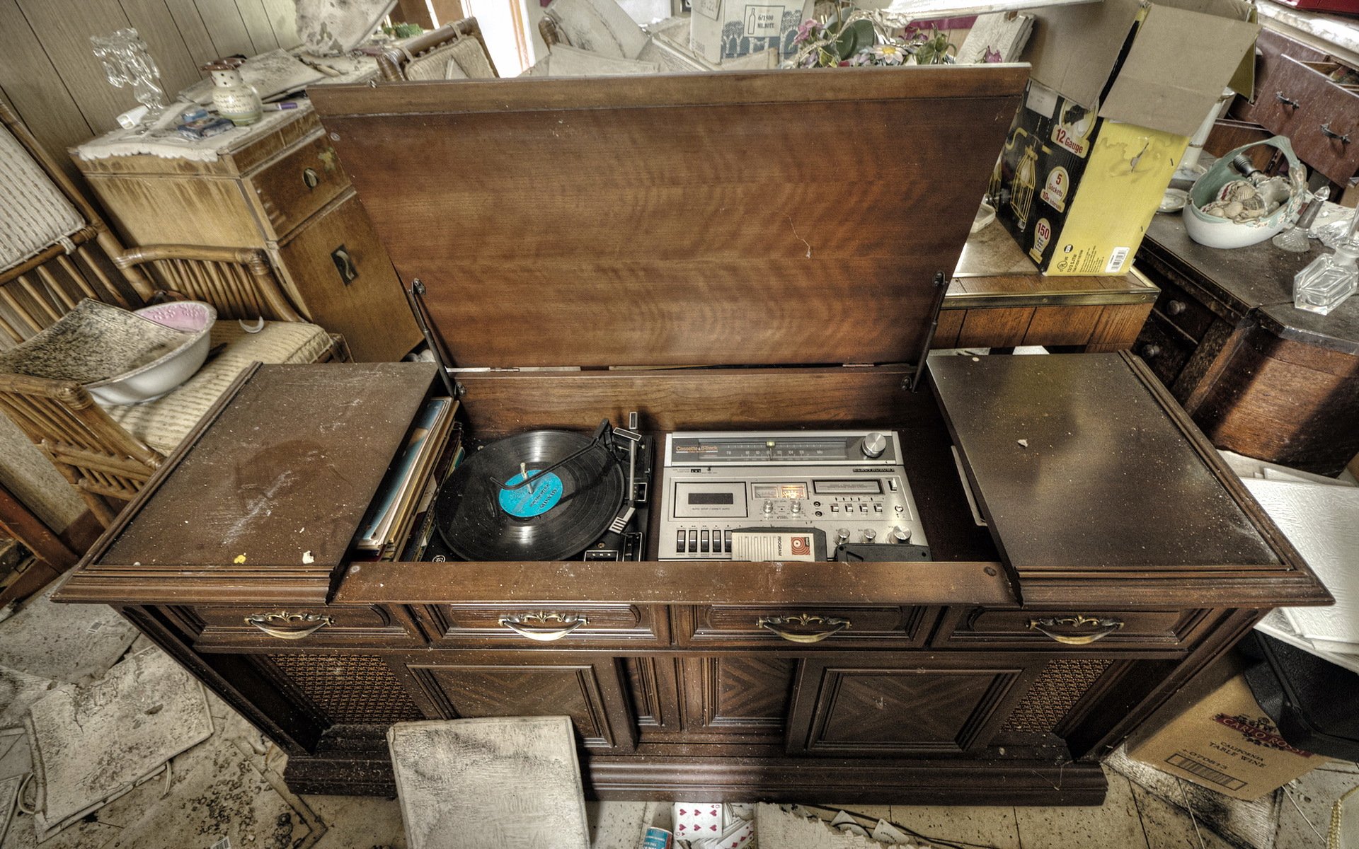 the player of the plate music