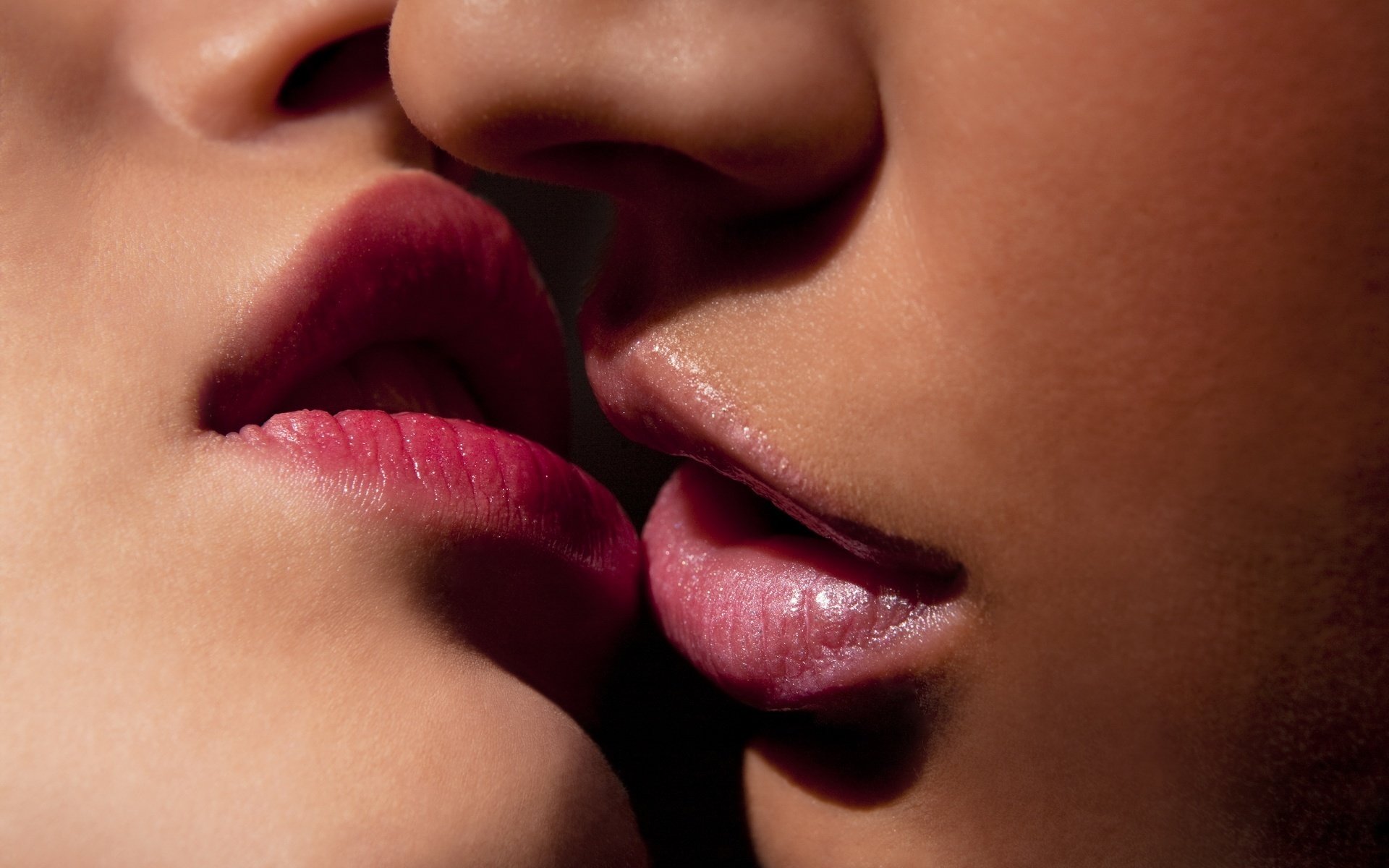 lèvres gonflées rose baiser romance tendresse passion sentiments amour rendez-vous rencontre amoureux couple hommes femmes