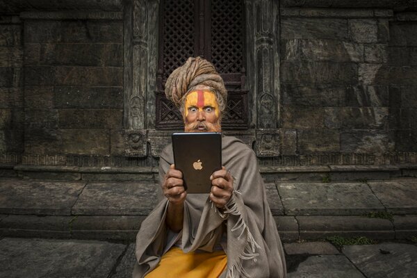 Il buddista sorpreso guarda L iPad