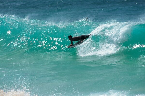 Surfista conquista le onde dell oceano