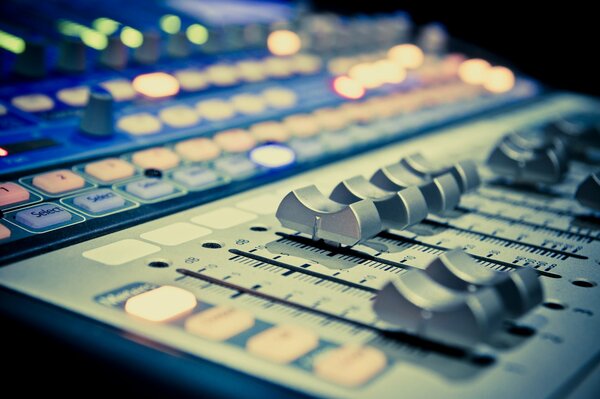 Estudio de grabación con mezclador de sonido profesional