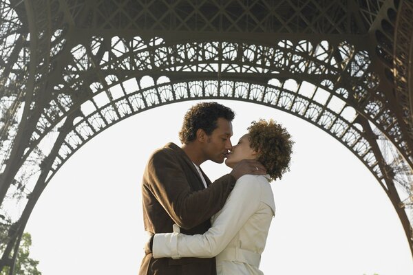 Un beso apasionado de una pareja enamorada bajo el arco. Beso suave en una cita bajo el arco