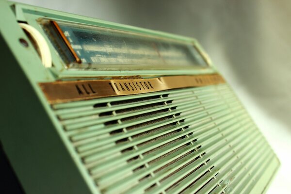 Retro-Radio in Makroaufnahmen auf unscharfen Hintergrund