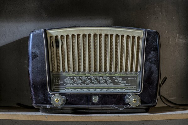 Viejo receptor de Radio contra una pared gris