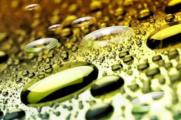 Éclaboussures d eau, bulles et gouttes sur le verre