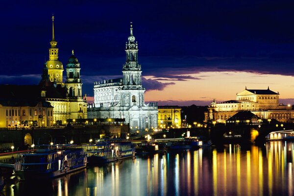 Türme und Lichter der Stadt spiegeln sich im nächtlichen Wasser wider