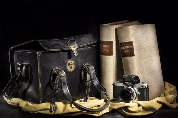 Image de caméra nicon avec livres et sac