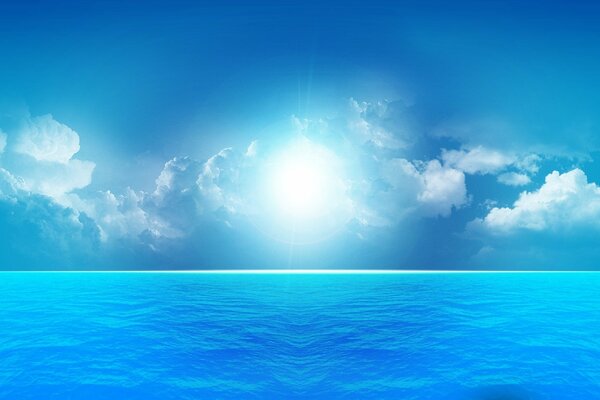 Die Sonne scheint durch die Wolken und das ruhige blaue Meer