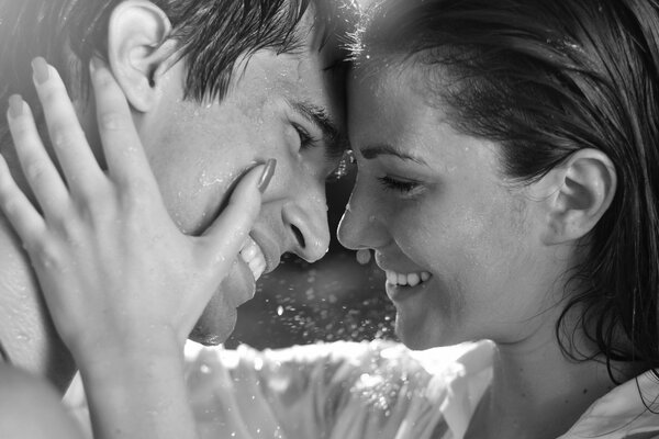 La passion des amoureux au rendez-vous sous la pluie