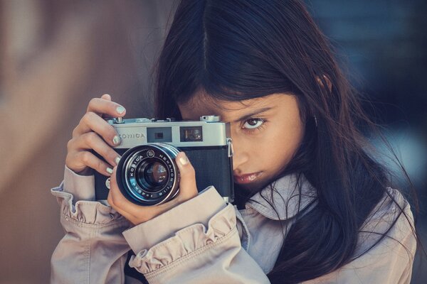 Das fotografierende Mädchen. konica-Kamera