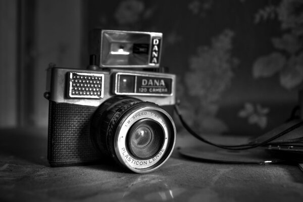 Ретро фото чёрно-белое, старый плёночный фотоаппарат