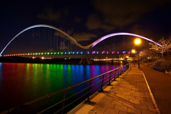 Luces multicolores de la noche de la ciudaden el paseo marítimo