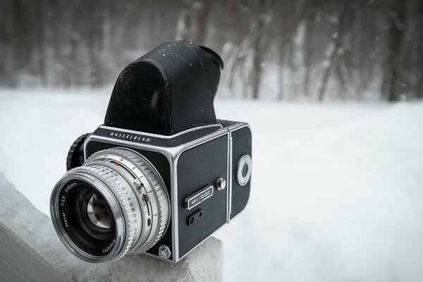 MASSELBLAD Kamera auf Schnee Hintergrund