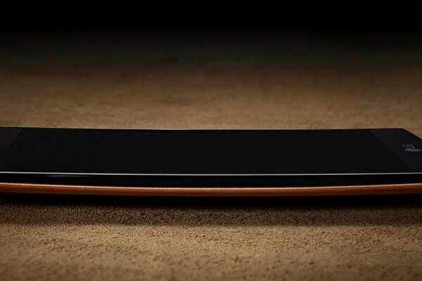 Smartphone repose sur une surface brune