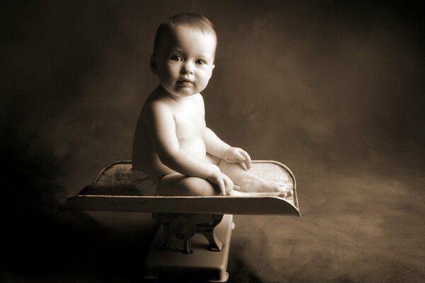 Petit enfant assis dans une brume grise
