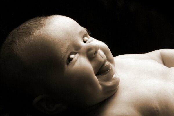 Un niño pequeño muestra la lengua