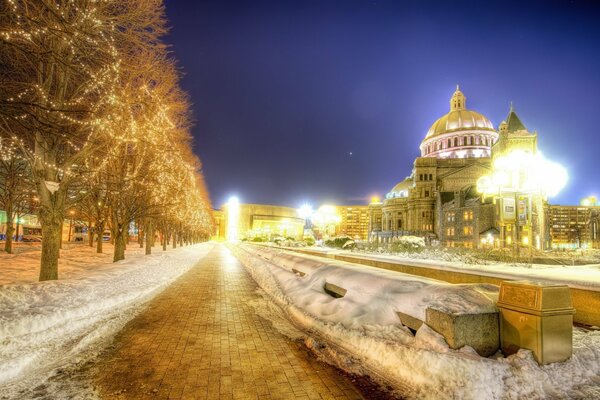 Cattedrale con luci di sera contro il cielo