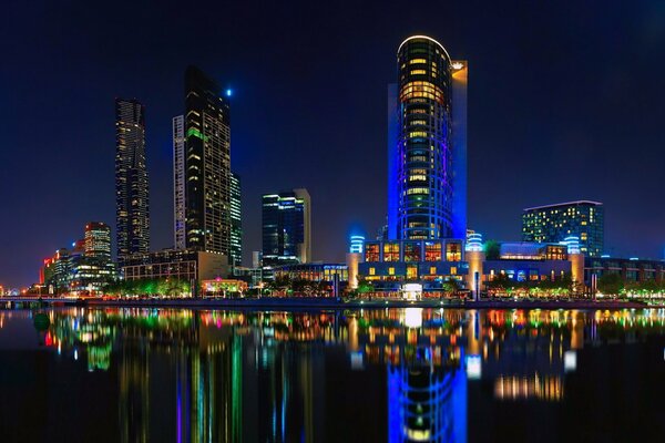 Lumières de la ville de nuit avec réflexion dans l étang