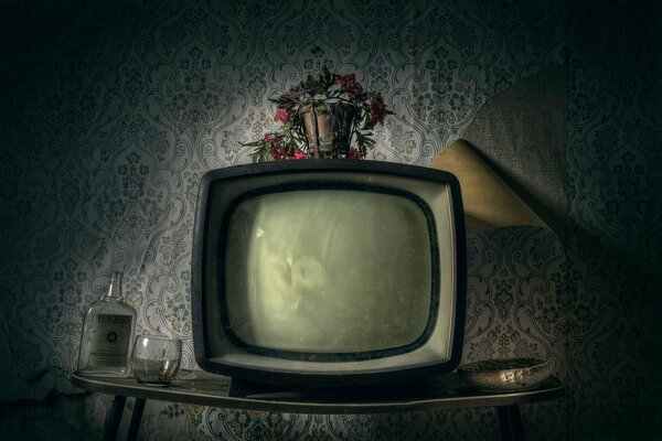 Vieille télévision sur la table basse
