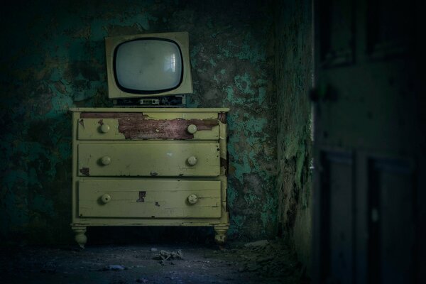 Vieille télévision dans une pièce sombre
