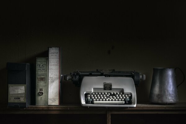 Scrivania, Libri e vecchia macchina da scrivere