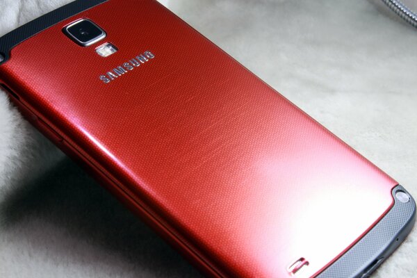 Foto del telefono samsung s4 su sfondo plaid