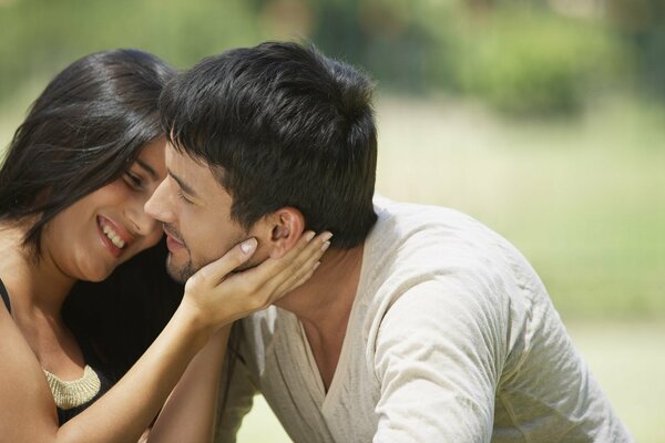 Pareja enamorada en un claro soleado