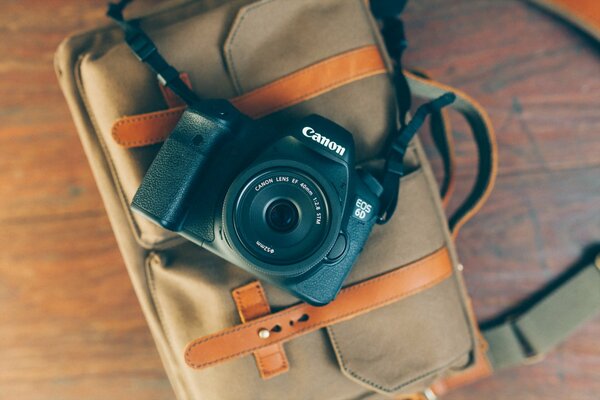La caméra de Canon se trouve sur le sac