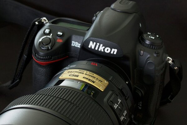 Nikon-Kamera mit großem Objektiv