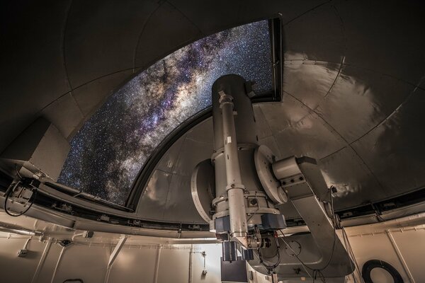 El telescopio en el Observatorio Mira hacia el cielo