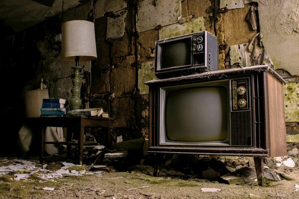 Televisores de diferentes tamaños en ruinas
