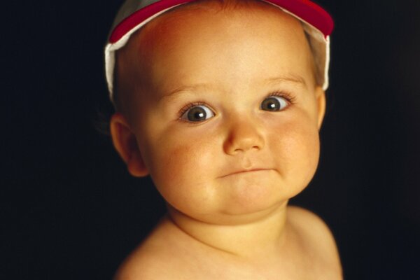 Petit Kinder dans une casquette colorée
