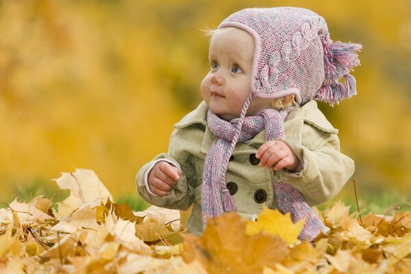 Fogliame d oro. Tesoro. Bambino sul fogliame