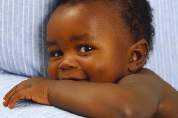Petit enfant avec de beaux yeux souriant