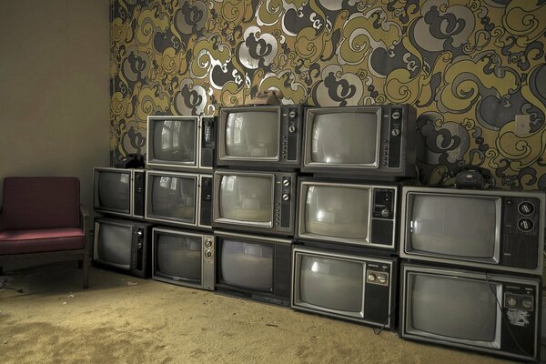 Muchos televisores soviéticos en la habitación