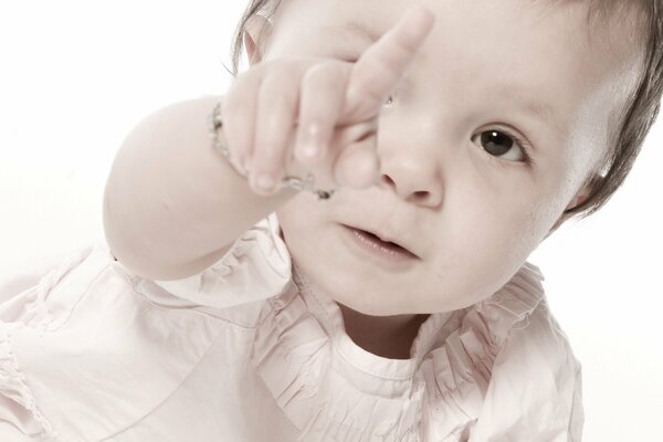 Niña con ojos oscuros bebé migaja